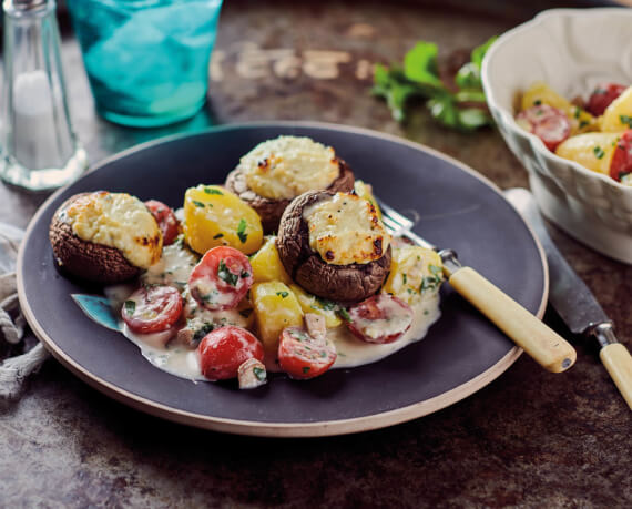 Gefüllte Champignons mit Ragout aus Kartoffeln und Tomaten