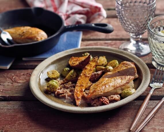 Hähnchen mit geröstetem Rosenkohl und Süßkartoffeln aus dem Ofen