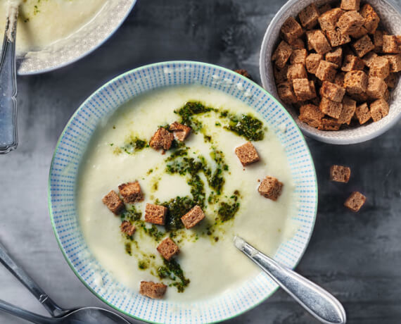 Blumenkohl-Suppe mit Frühlingskräuter-Pesto