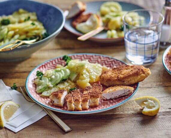 Backhendl mit Kartoffel-Gurken-Salat und frittierter Petersilie