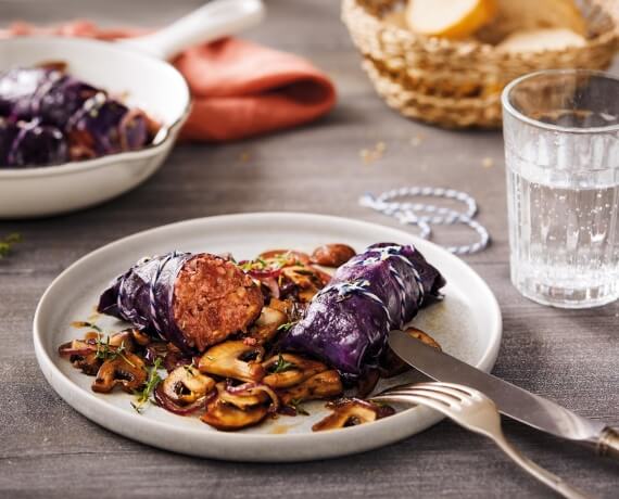 Winterliche Rotkohlrouladen mit gebratenen Pilzen