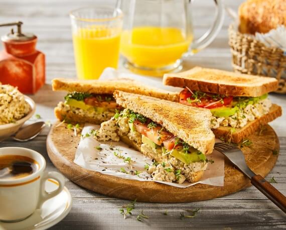 Frühstücksandwich mit Avocado und Rührtofu