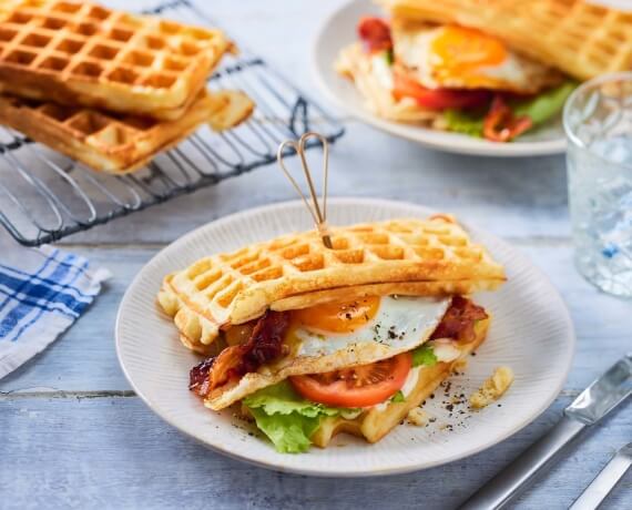 Herzhafte Waffeln mit Spiegelei und Bacon