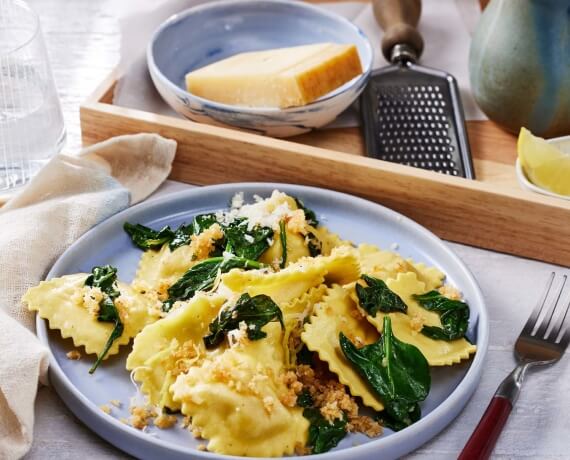 Ravioli in brauner Butter mit Zitronencrunch