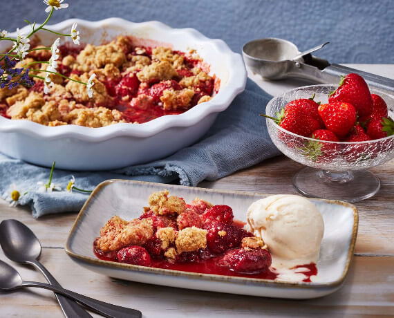 Erdbeer-Crumble mit Vanilleeis