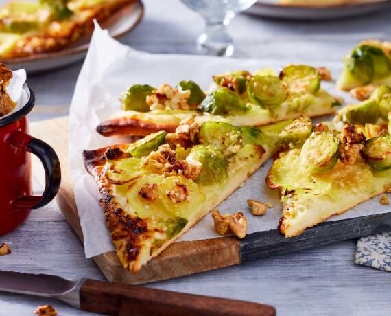 Kartoffelpizza vom Blech mit Rosenkohl und Walnüssen