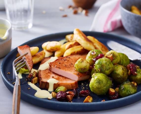 Leberkäse mit Schupfnudeln an Cranberry-Mandel-Rosenkohl mit Senfsoße