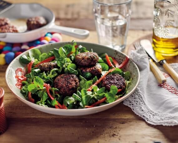 Vegetarische Frikadellen mit Pilzen und Feldsalat