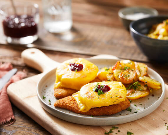 Veganes Schnitzel Hawaii mit Bratkartoffeln