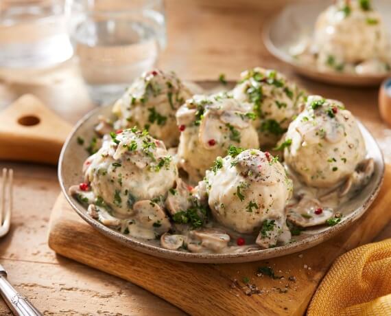 Selbstgemachte vegane Semmelknödel mit Champignonsauce