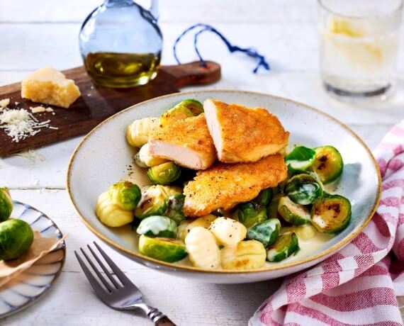 Kleine Putenpiccata auf cremigem Rosenkohl mit Gnocchi