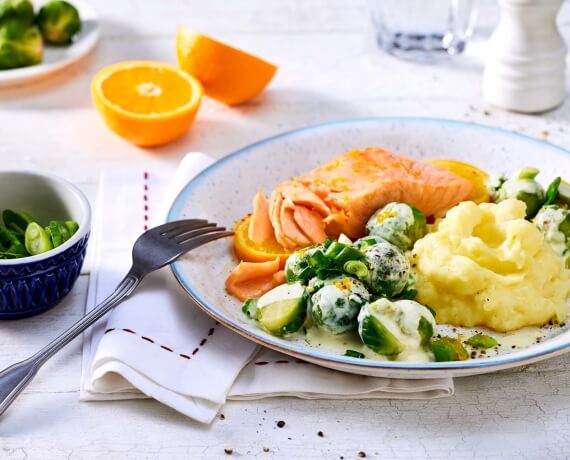 Auf Orangen gegarter Lachs an cremigem Rosenkohl und Kartoffelpüree