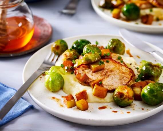 Minutensteaks mit Kohlrabi-Püree an Rosenkohl mit Honig-Äpfeln