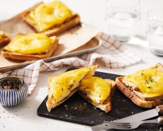 Veganer Toast Hawaii mit Räuchertofu