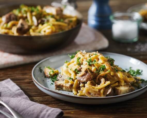 Vegane Spätzle mit Champignonsoße und geschmorten Zwiebeln