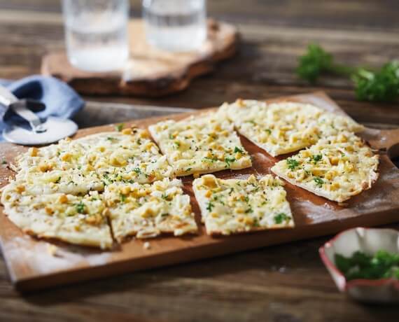 Veganer Flammkuchen nach Elsässer Art mit Vemondo Reibegenuss