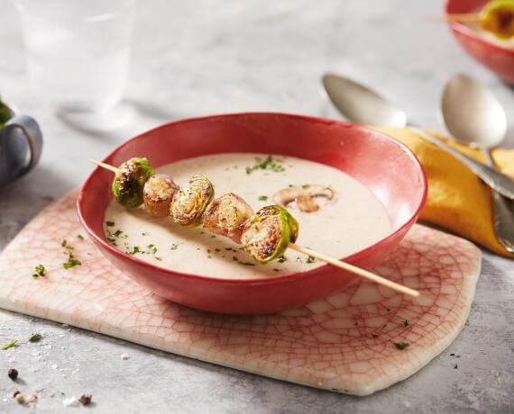 Pilz-Cremesuppe mit gerösteten Rosenkohl-Spießen