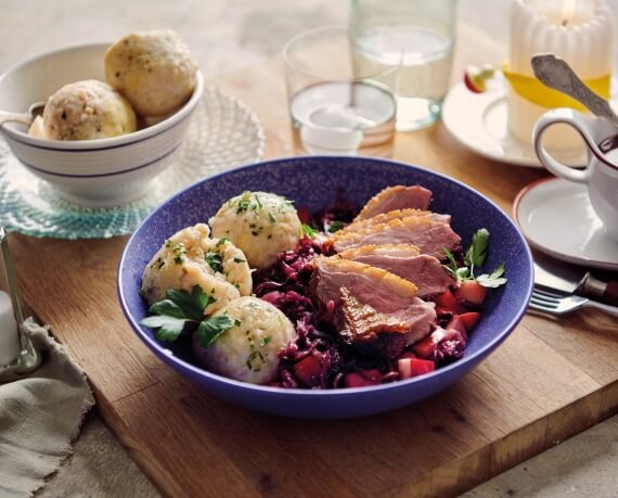 Gänsebrust mit Semmelknödeln und Rotkohl