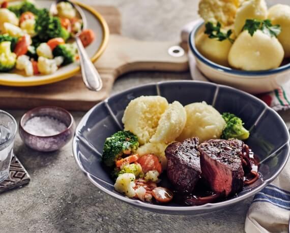 Rinderfilet mit Kartoffelknödeln und Gemüse