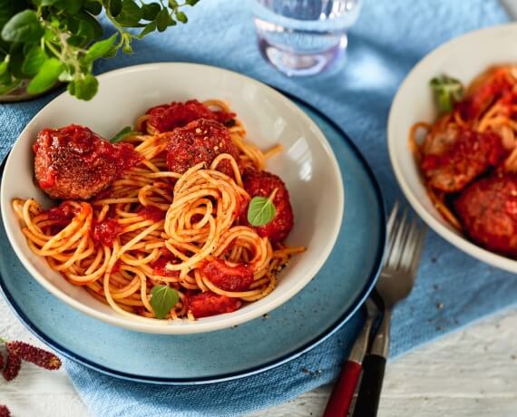 Spaghetti mit Hackbällchen in Tomatensoße
