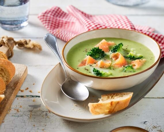 Brokkolicremesuppe mit Lachsstreifen