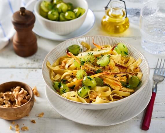 Frische Walnuss-Tagliatelle mit gerösteter Pastinake und Weintrauben-Petersilien-Dressing