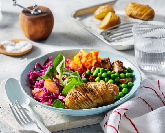 Winter-Bowl mit Hasselback-Kartoffeln und Kürbisstampf