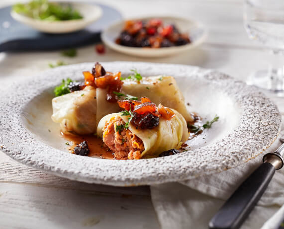 Krautwickel mit veganem Hack-Kürbisfüllung an Apfel-Cranberrie-Chutney