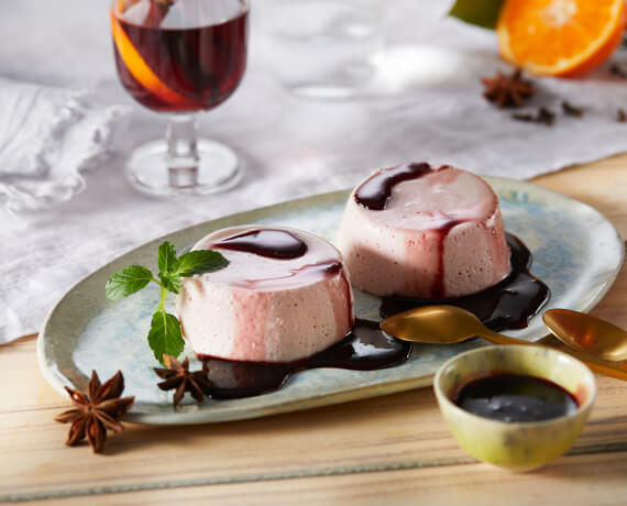 Vegane Glühwein-Panna-Cotta mit Gewürz-Rotweinsauce