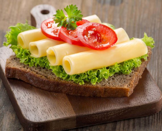 Belegtes Brot mit Salatblatt, Käse und Tomate