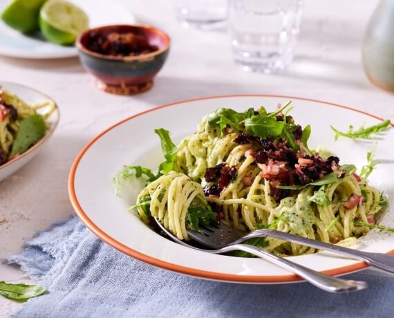 Avocado-Hirtenkäse-Spaghetti mit Rucola und Rosinentopping