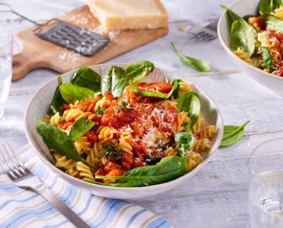 Fusilli in selbstgemachter Tomatensauce mit Spinat