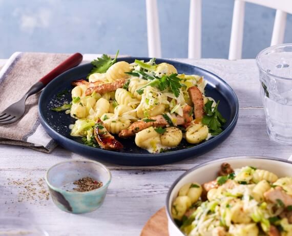 Scaloppine alla panna mit frischen Gnocchi und Lauch