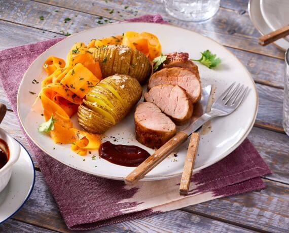 BBQ-Schweinefilet mit Hasselback Potatoes und Karotten-Limetten-Slaw