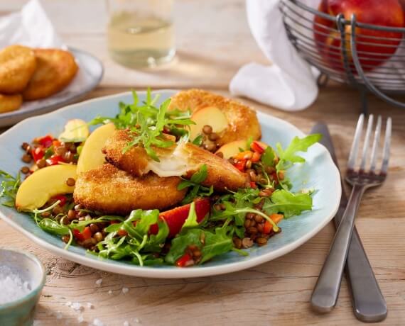 Knuspriger Mozzarella mit Balsamico-Linsen und Nektarinen-Rucola-Salat