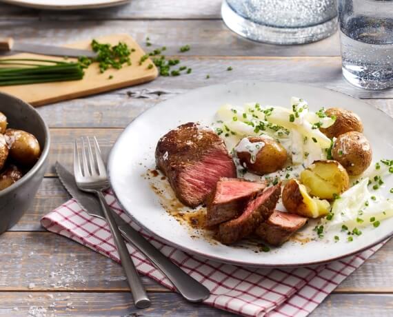 Rumpsteaks mit Kohlrabigemüse und goldbraun gebratenen Kartoffeln