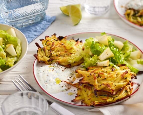 Kartoffel-Zucchini-Puffer, Joghurtdip und Birnen-Romana-Salat