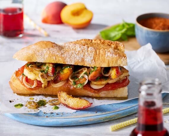Sommer-Sandwich mit Pfirsich, Tomate und Halloumi, dazu Basilikumöl und selbstgemachter Ketchup