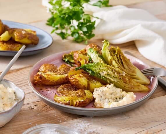 Smashed Potatoes mit gebratenem Romanasalat und Sauce Gribiche