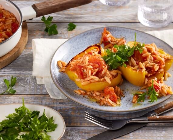 Gelbe Röstpaprika mit Tomaten-Kritharaki