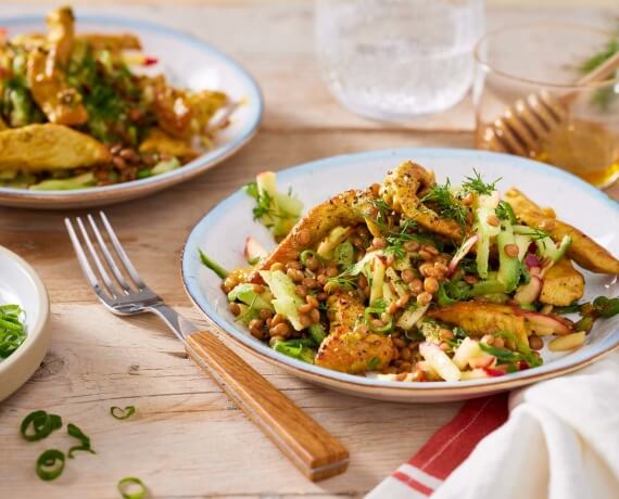 Fruchtiger Linsensalat mit Curry-Putenstreifen