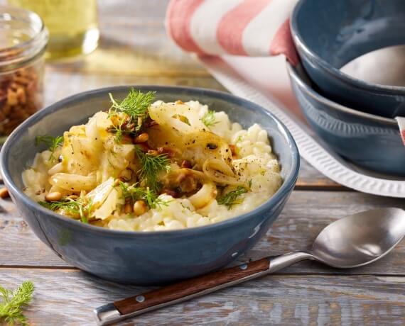 Fenchel und Passionsfrucht auf Risotto mit Pinienkernen