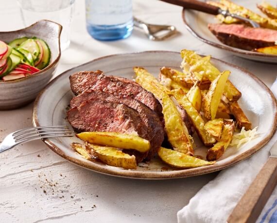 Steak mit Parmesanpommes und Gurken-Radieschen-Salat