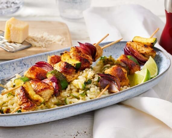 Limetten-Zucchini-Risotto  mit orientalischen Putenspießen