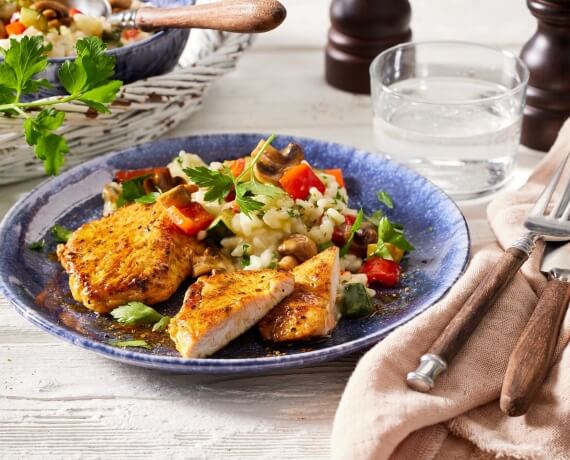 Mediterrane Putenschnitzel mit Gemüse-Risotto