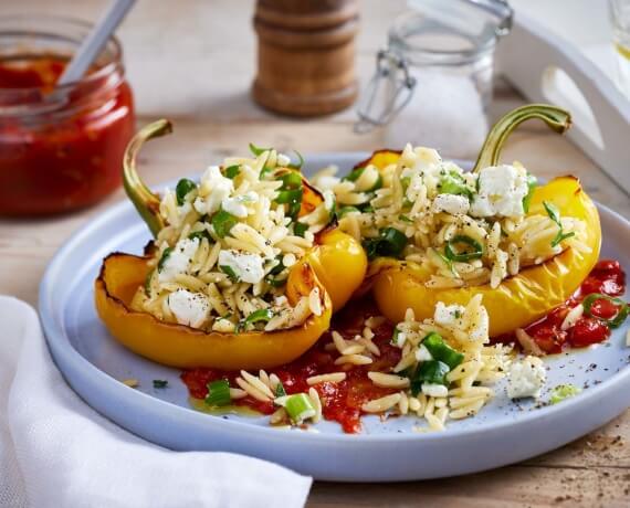 Gefüllte Paprika mit Feta und Tomatensugo