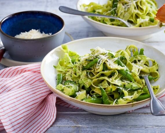 Tagliatelle mit Kräuter-Crème-fraîche, Bohnenragout und Parmesan