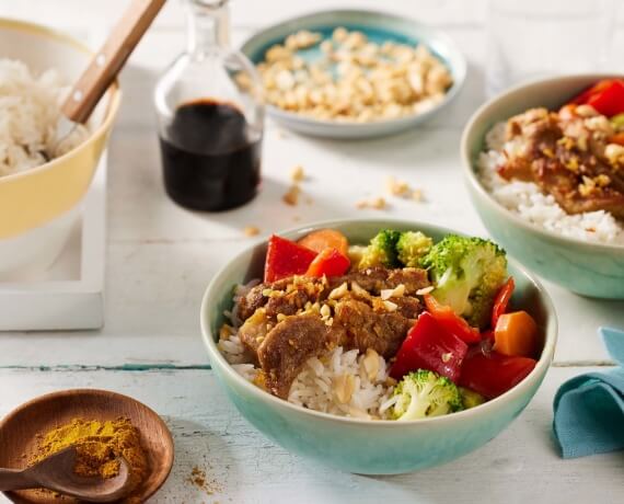 Asiatische Gemüse-Reis-Pfanne mit würzigem Kokos-Schweinefleisch