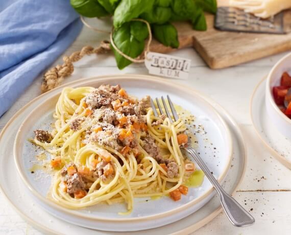 Spaghetti mit weißer Bolognese und Tomatensalat