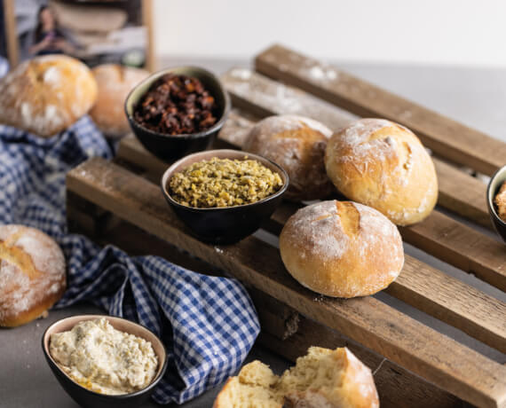 Kartoffelbrötchen mit 4 selbstgemachten Aufstrichen